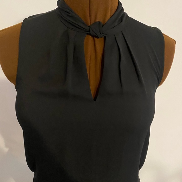 🖤ROSE +OLIVE🖤Black sleeveless blouse in XS.Beautiful detail on the neck. - Picture 3 of 12